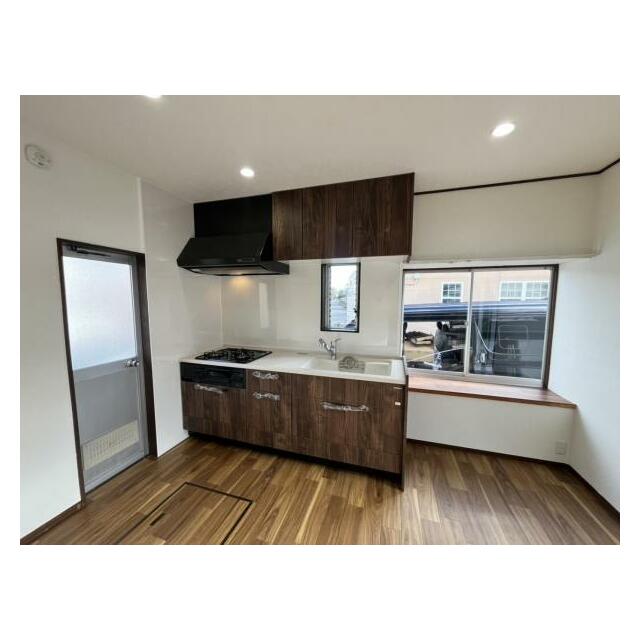 窓のある明るいキッチン、フラットで作業がしやすそう！