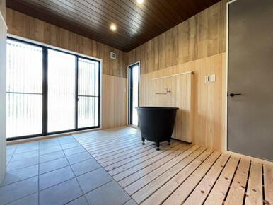 水風呂の横には、ととのい椅子を置くための十分なスペースを確保。、