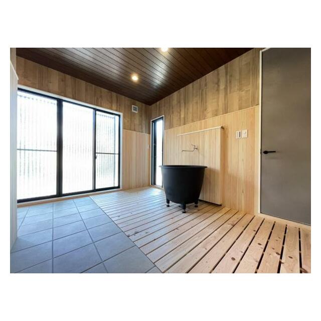 水風呂の横には、ととのい椅子を置くための十分なスペースを確保。、