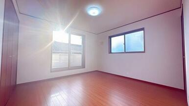 「洋室」２F南西側　日当たり良好