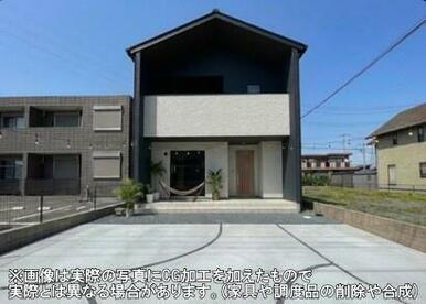 飽きの来ないシンプル且つおしゃれな外観と、愛車をゆったりと駐車できる広々駐車場。