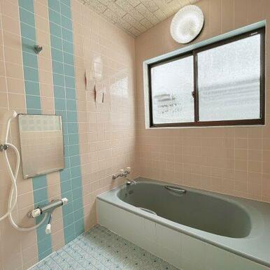 可愛らしいタイルが特徴的な浴室！やわらかい雰囲気があります！
