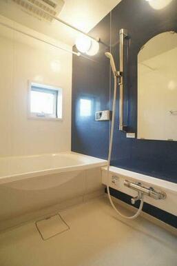 【浴室】シャワーの位置をお好みの高さに調節できるスライドバーが便利です♪（２０３号室の写真）