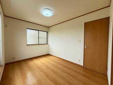 「2階南側洋室」別角度からの撮影です