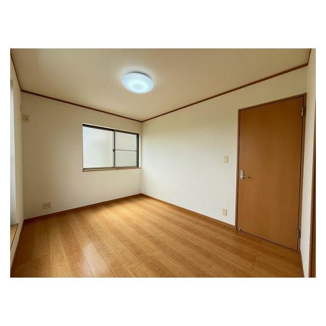 「2階南側洋室」別角度からの撮影です