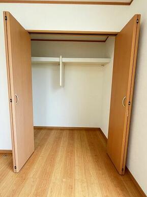 「2階南側洋室」広々とした収納付きです