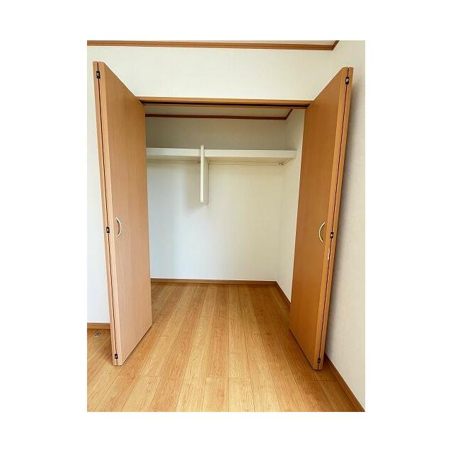 「2階南側洋室」広々とした収納付きです