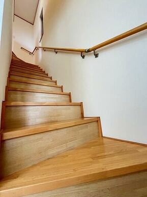 「階段」木のぬくもりを感じるナチュラルなデザインです