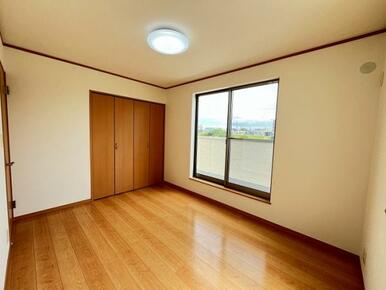 「2階南側洋室」バルコニーへ直接出られます