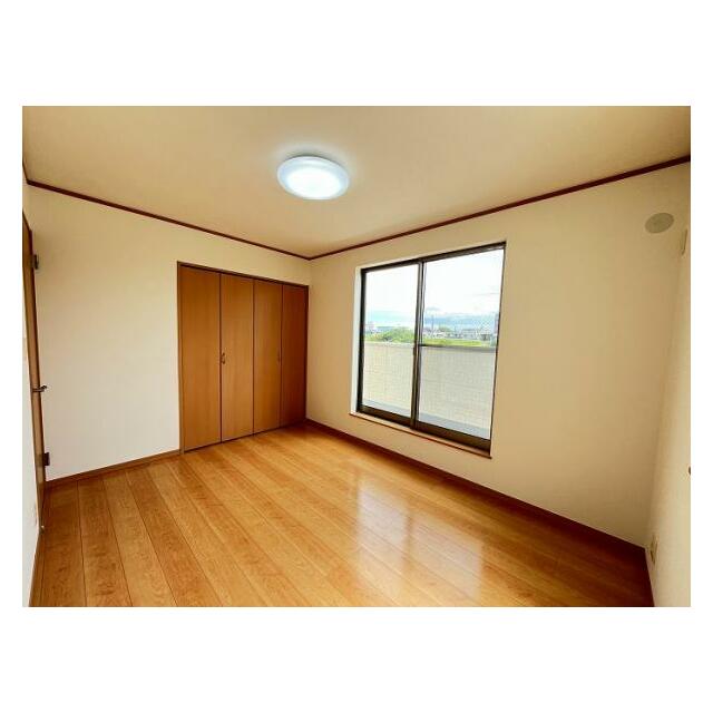 「2階南側洋室」バルコニーへ直接出られます