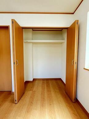 「1階北側洋室」収納に困らない、実用性の高いクローゼット付きです