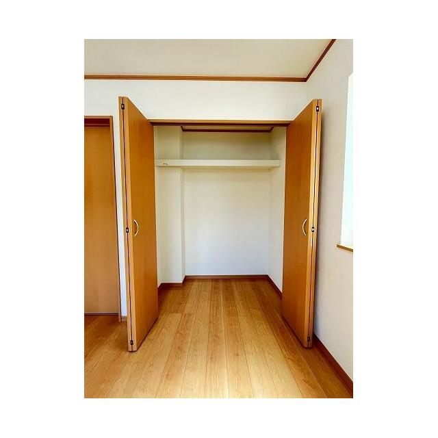 「1階北側洋室」収納に困らない、実用性の高いクローゼット付きです
