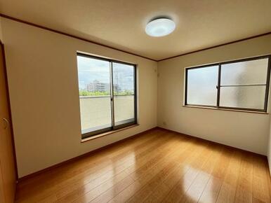 「2階南側洋室」約6畳、二面採光で明るく風通しの良い洋室です