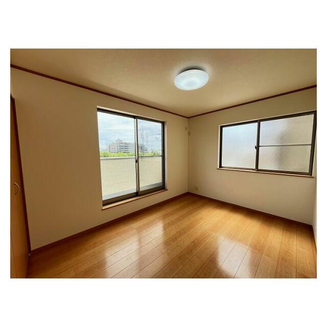 「2階南側洋室」約6畳、二面採光で明るく風通しの良い洋室です