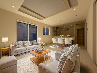 【リビング】ゆったりリビング！シャッター、折上天井と設備も充実です♪