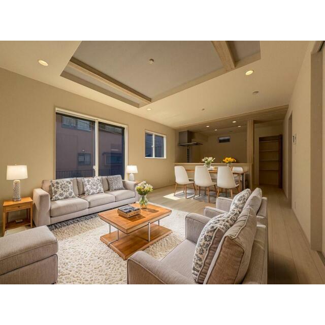 【リビング】ゆったりリビング！シャッター、折上天井と設備も充実です♪