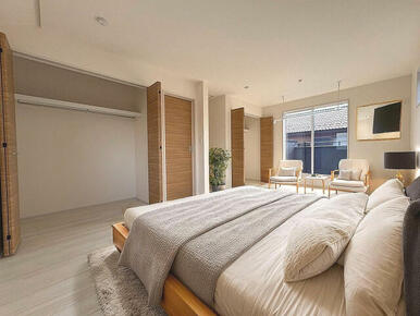 【主寝室】10帖以上の広いお部屋です♪2つの部屋にアレンジできるフレキシブルルーム