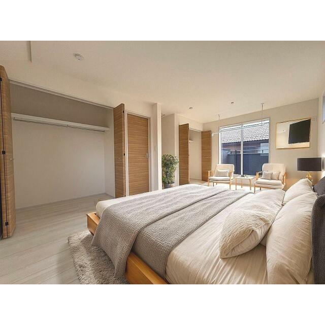 【主寝室】10帖以上の広いお部屋です♪2つの部屋にアレンジできるフレキシブルルーム