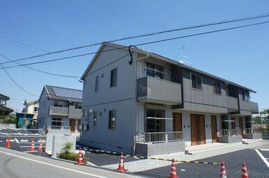 敷地の高低差を利用し変化のあるアパートタウンになっています。