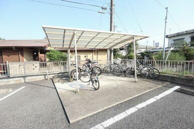 屋根付き駐輪場もございます。