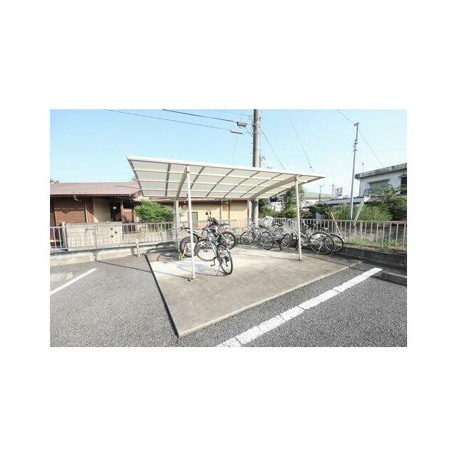 屋根付き駐輪場もございます。