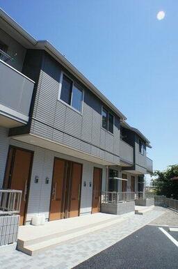 切り妻屋根にホワイトの外壁はひときわ個性的な外観になっています！！