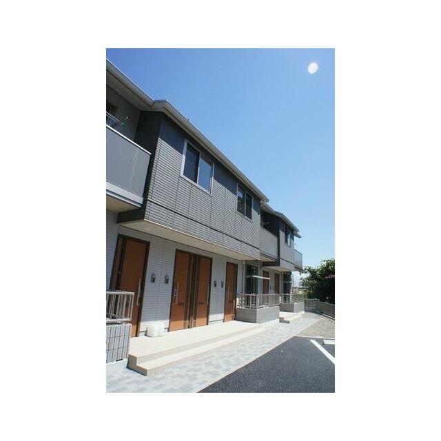 切り妻屋根にホワイトの外壁はひときわ個性的な外観になっています！！