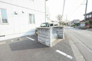 敷地内にゴミステーションがあり、ゴミ出しも楽々♪