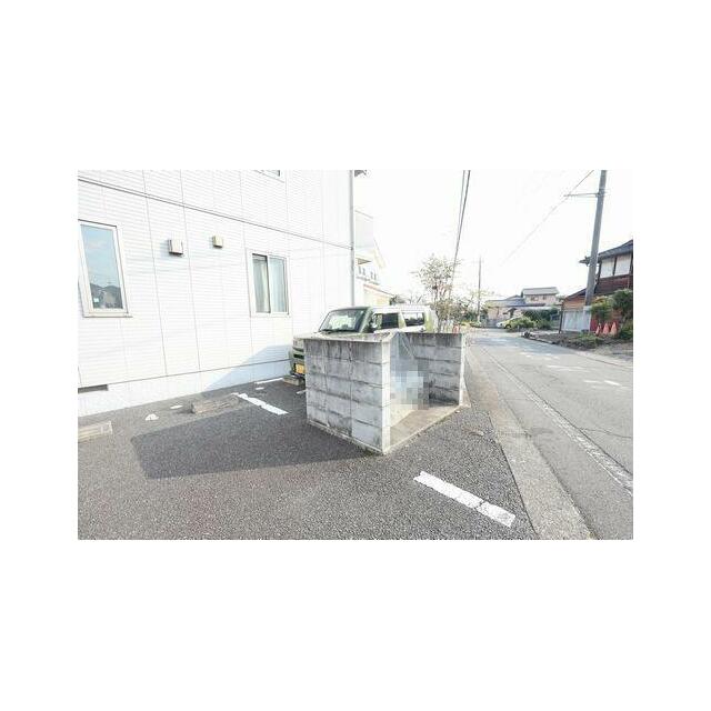 敷地内にゴミステーションがあり、ゴミ出しも楽々♪