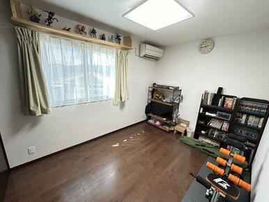 同じ設計の洋室が２部屋。3枚スライド扉の大容量収納を備えています。