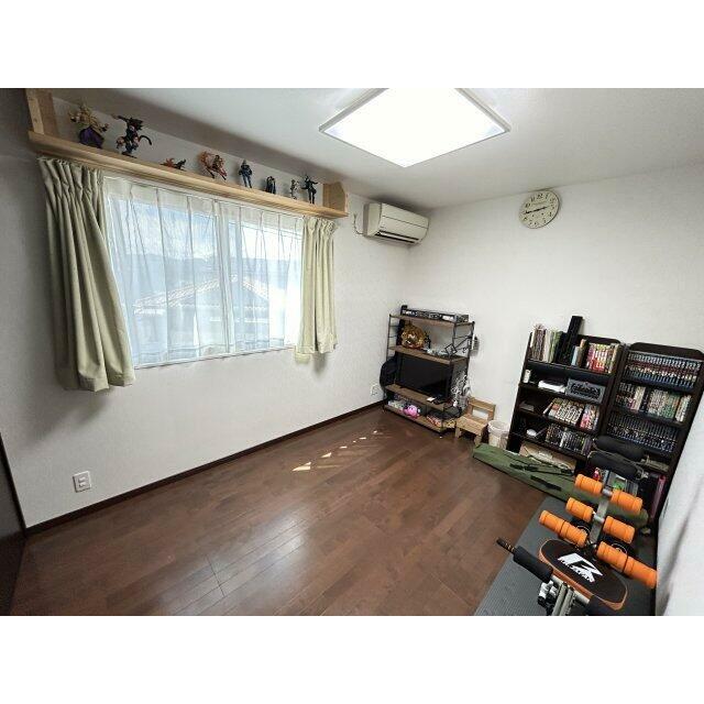 同じ設計の洋室が２部屋。3枚スライド扉の大容量収納を備えています。