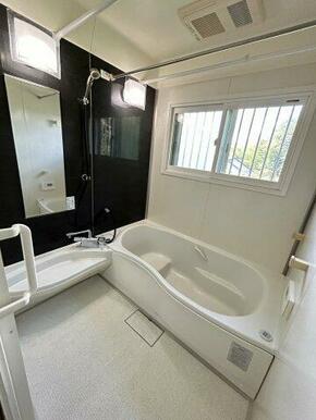 広々浴室には、二重サッシの断熱が効いた窓があり明るくキレイ。ついつい昼間に入浴したくなりそうです