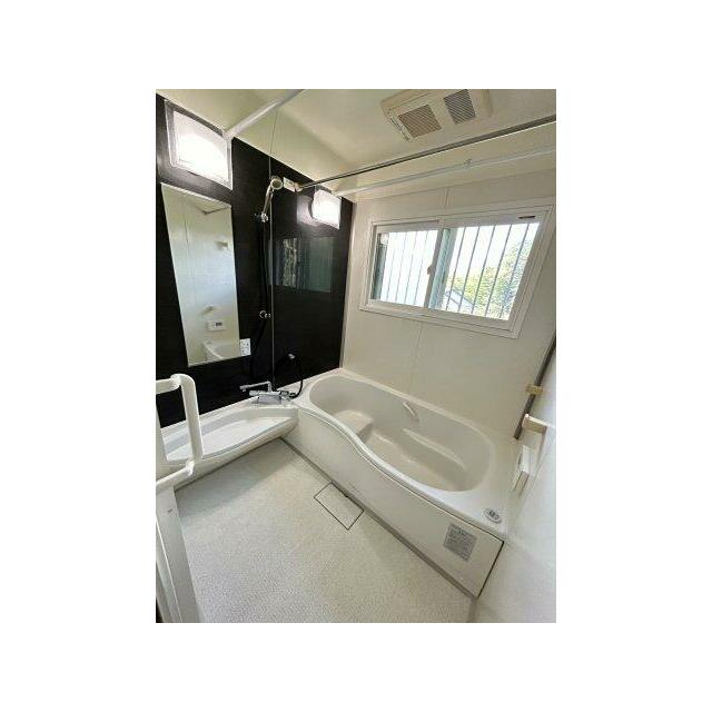 広々浴室には、二重サッシの断熱が効いた窓があり明るくキレイ。ついつい昼間に入浴したくなりそうです