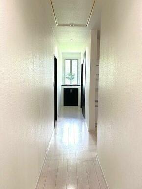 幅広く造られた廊下は圧迫感を感じません。回遊動線で各部屋/水回りへ快適アクセス♪