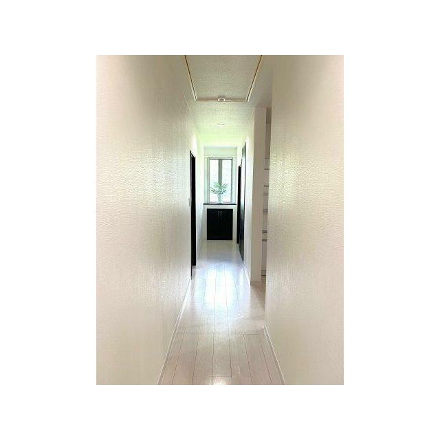 幅広く造られた廊下は圧迫感を感じません。回遊動線で各部屋/水回りへ快適アクセス♪