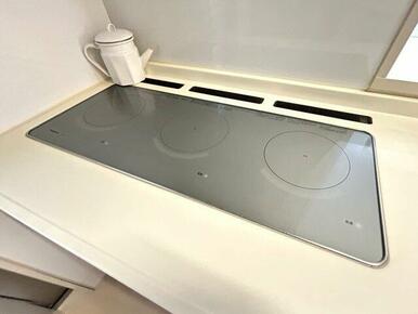 直径24㎝の鍋が３つ横並びにおけるIHクッキングヒーター仕様で、料理の能率が爆上がりします！