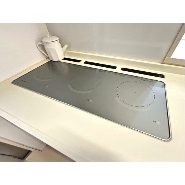 直径24㎝の鍋が３つ横並びにおけるIHクッキングヒーター仕様で、料理の能率が爆上がりします！