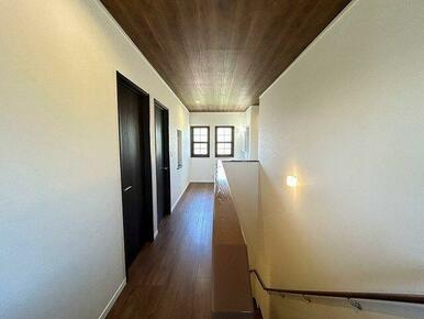 「廊下」建具も新品に交換し明るい廊下へ生まれ変わりました。