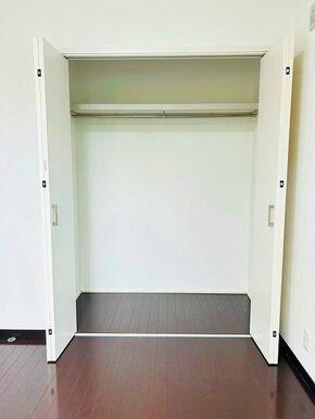 「２階南東側洋室」２階洋室には全部屋収納スペースがございます。