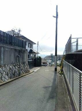 玄関前の前面道路（市道）