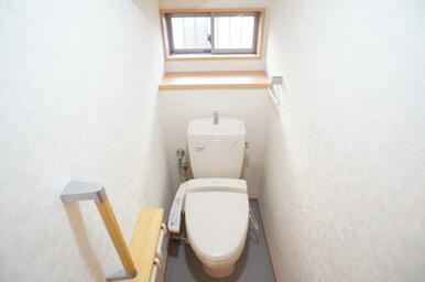トイレは1階と2階にあります。温水洗浄便座付です☆