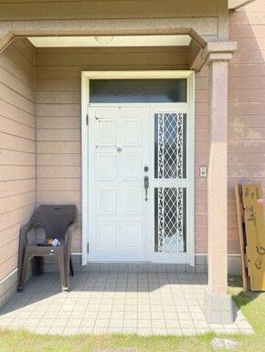 真っ白なドアが印象的♪