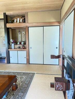 床の間、仏間あり。