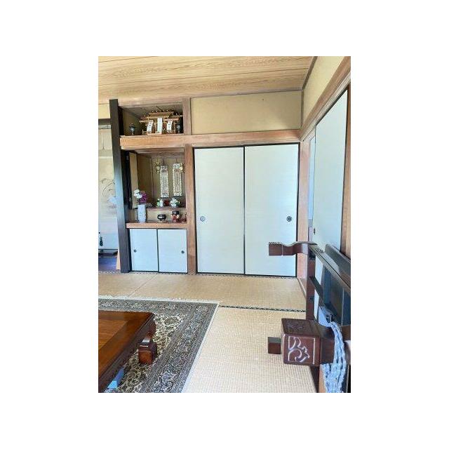 床の間、仏間あり。