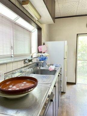 キッチンに立った時に前には窓があるので圧迫感なし♪