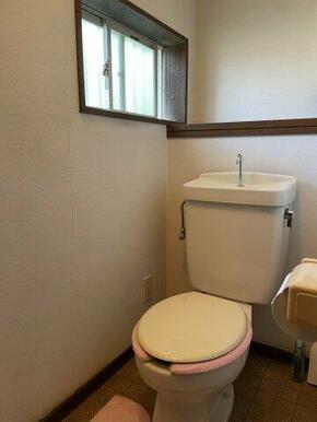 窓があるので明るいトイレです♪