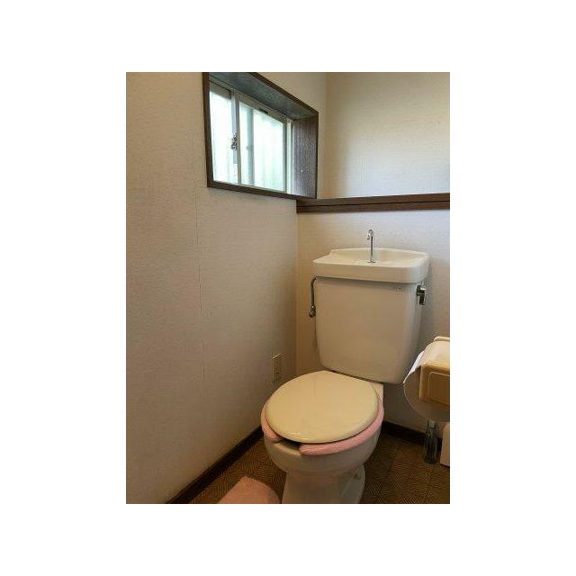 窓があるので明るいトイレです♪