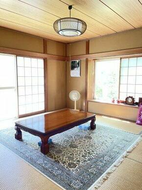 2面から陽の光が差し込む明るい和室