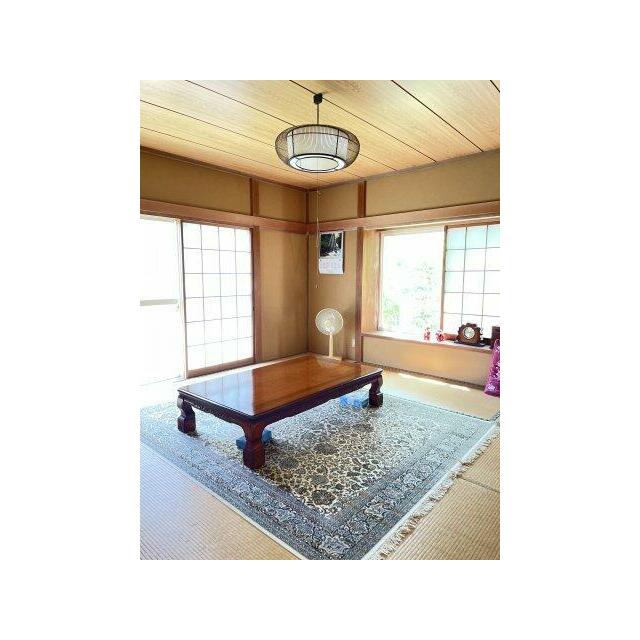 2面から陽の光が差し込む明るい和室