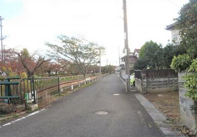 東側前面道路状況撮影！前面道路側溝完備